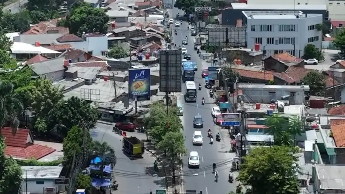 Truk Sumbu Tiga Tidak Melintasi Kawasan Pendidikan Jatinangor, Bupati Dony: Manfaatkan Akses Tol Cisumdawu Bupati Sumedang H. Dony Ahmad Munir mengimbau para perusahaan pemilik kendaraan berat khususnya truk sumbu ti