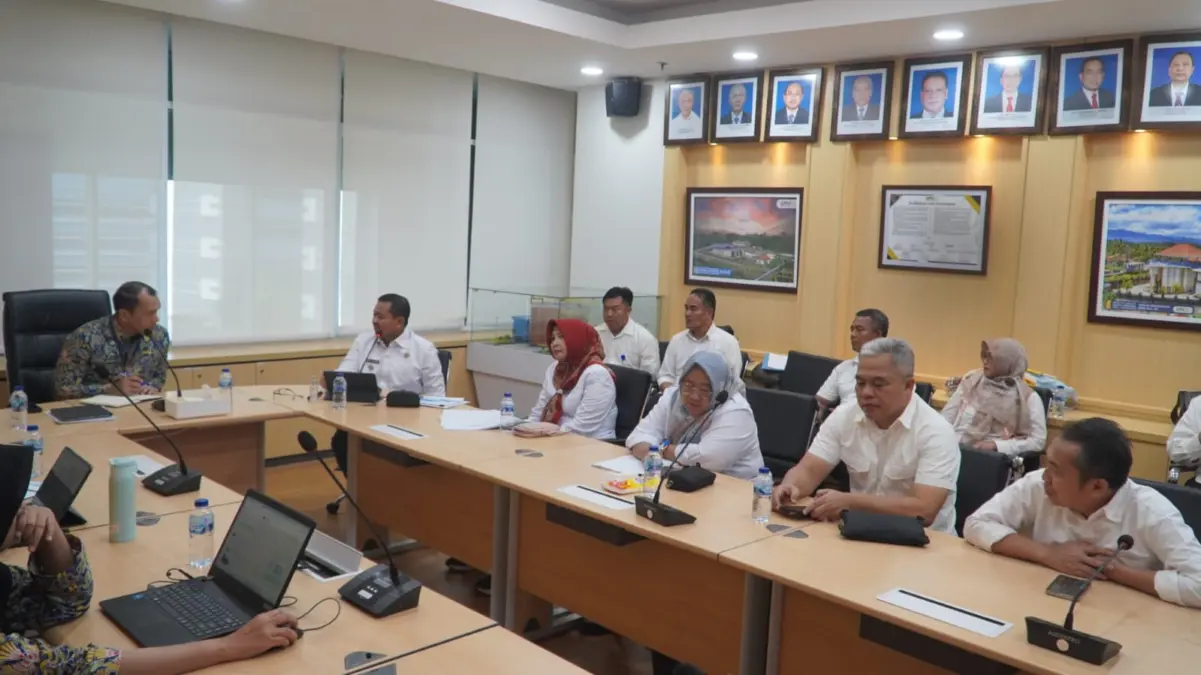 Bupati Sumedang H. Dony Ahmad Munir bersama Sekretaris Daerah  Tuti Ruswati dan sejumlah Kepala Organisasi Per