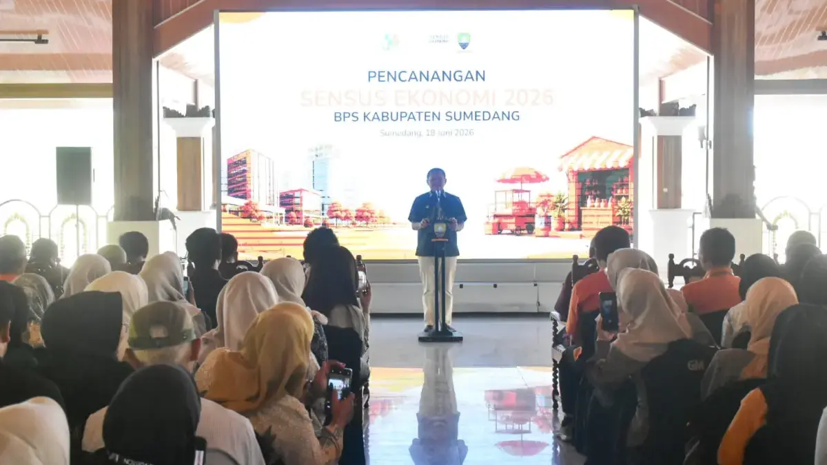 Arahan kepada Petugas Pendataan Sensus Ekonomi, Bupati Dony: Pembangunan Sangat Ditentukan oleh Kualitas Data Bupati Sumedang Dony Ahmad Munir memberikan arahan dan motivasi kepada para petugas Pendataan Sensus Ekonomi 2