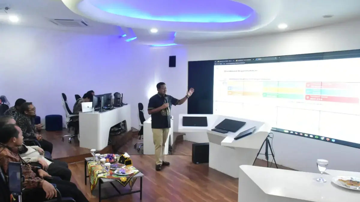 Perkuat Pengawasan Kinerja ASN, Kemenag RI Belajar Tata Kelola Pemerintahan Digital ke Sumedang Bupati Sumedang Dony Ahmad Munir di Command Center Pusat Pemerintahan Sumedang (PPS), Kamis (18/6/2026).
