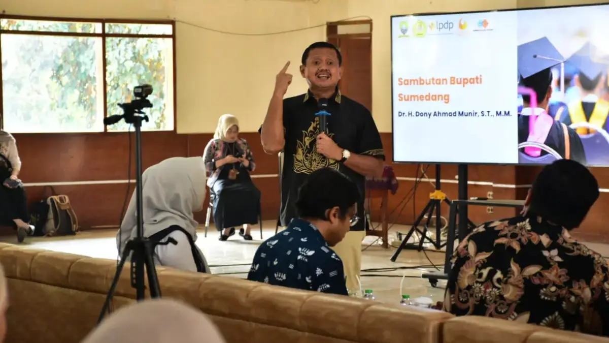 Bupati Sumedang Dorong Mahasiswa Manfaatkan Peluang Beasiswa LPDP Bupati Sumedang Dony Ahmad Munir menghadiri kegiatan Sosialisasi Beasiswa Lembaga Pengelola Dana Pendidikan (L