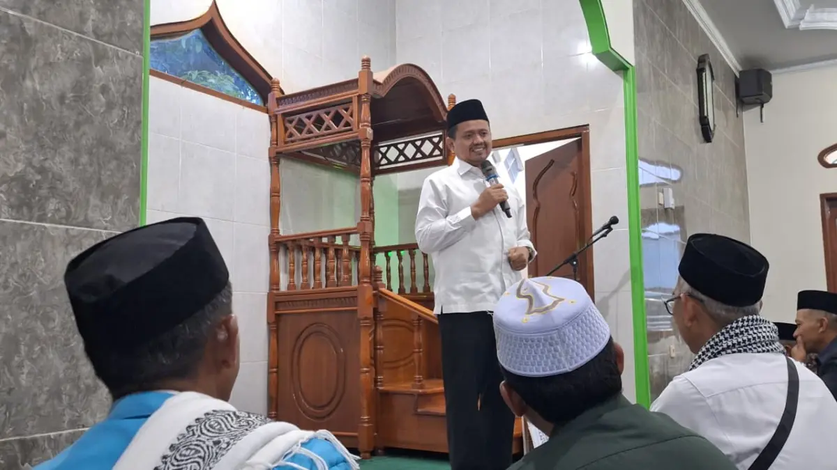 Bupati Sumedang H. Dony Ahmad Munir menghadiri Shalat Subuh Berjamaah  di Masjid Asy Syuhada, Dusun Cilembu,