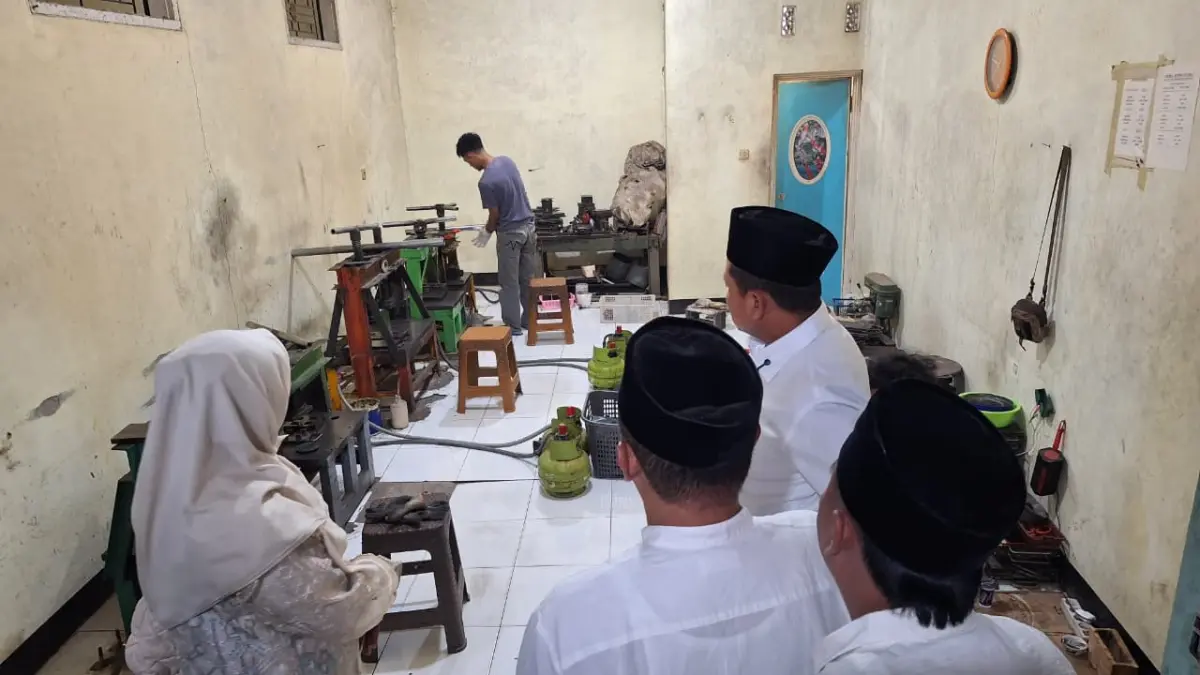 Bupati Sumedang H. Dony Ahmad Munir meninjau langsung operasional Satuan Pelayanan Pemenuhan Gizi (SPPG) Nusa