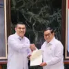 DKI Jakarta HUT ke-499, Wamen Ossy Serahkan 499 Sertipikat ke Gubernur Pramono Anung