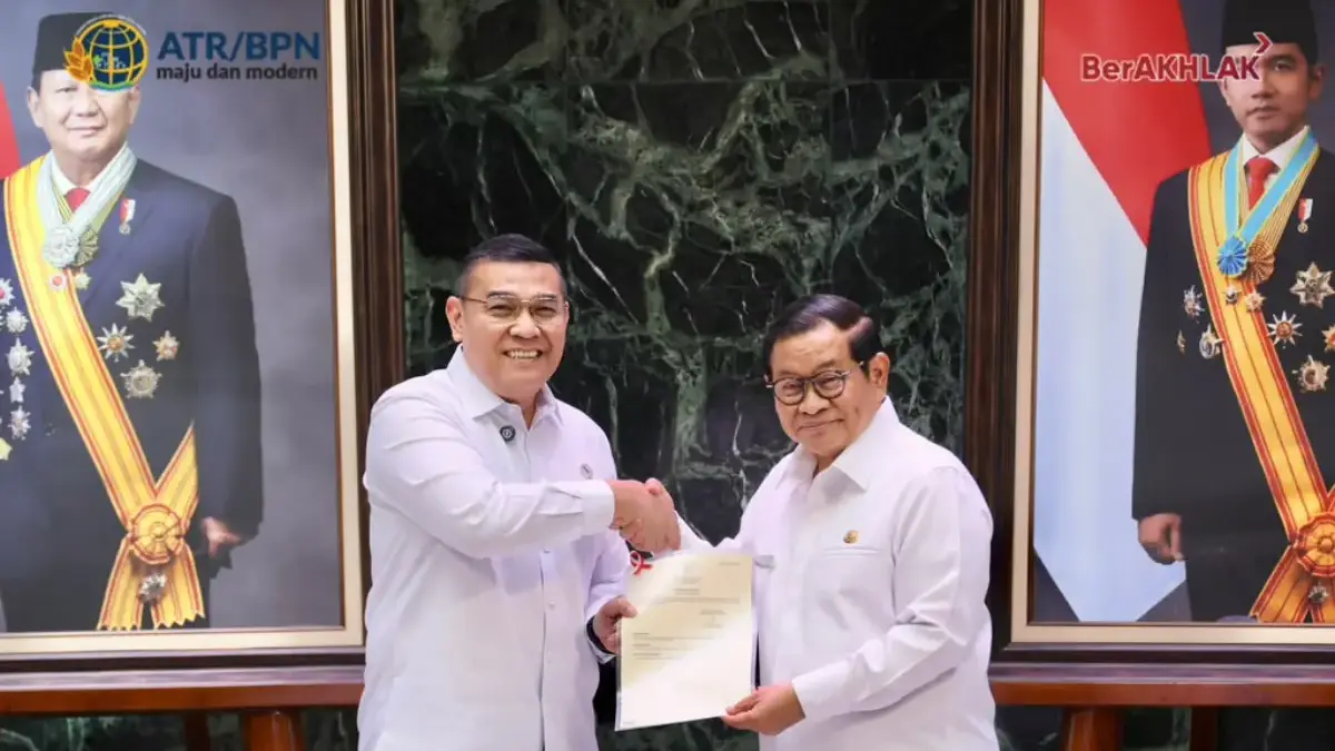 DKI Jakarta HUT ke-499, Wamen Ossy Serahkan 499 Sertipikat ke Gubernur Pramono Anung DKI Jakarta HUT ke-499, Wamen Ossy Serahkan 499 Sertipikat ke Gubernur Pramono Anung