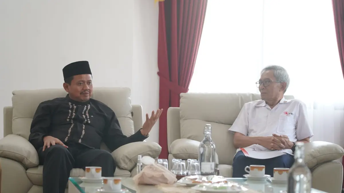 Bupati Dony Ahmad Munir saat Menerima Aundensi dengan Jajaran PMI Kabupaten Sumedang di Ruang Kerja Bupati PP