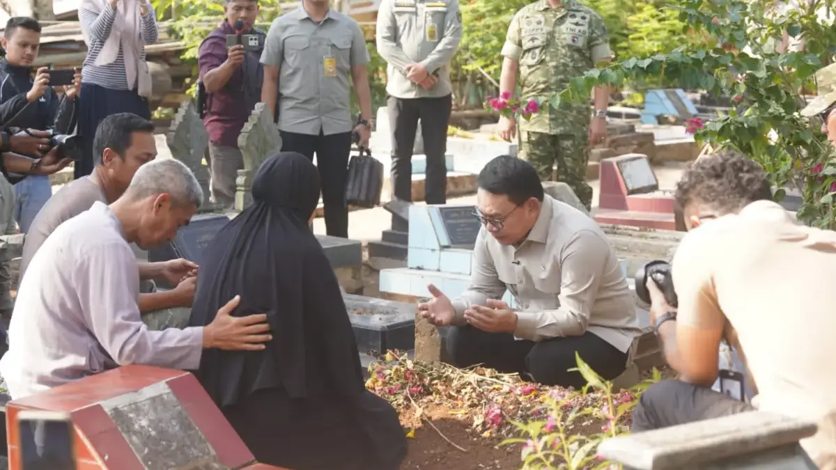 Bupati Sumedang  Dony Ahmad Munir bersama Kepala Staf Presiden Jenderal TNI (Purn) Dudung Abdurachman,  melaku