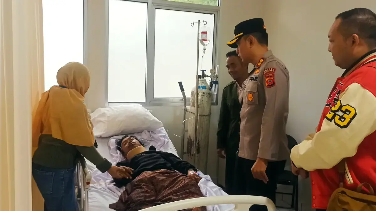 Kapolres Sumedang Jenguk Korban Tertimpa Pohon Tumbang di RS Unpad Jatinangor Kapolres Sumedang Jenguk Korban Tertimpa Pohon Tumbang di RS Unpad Jatinangor