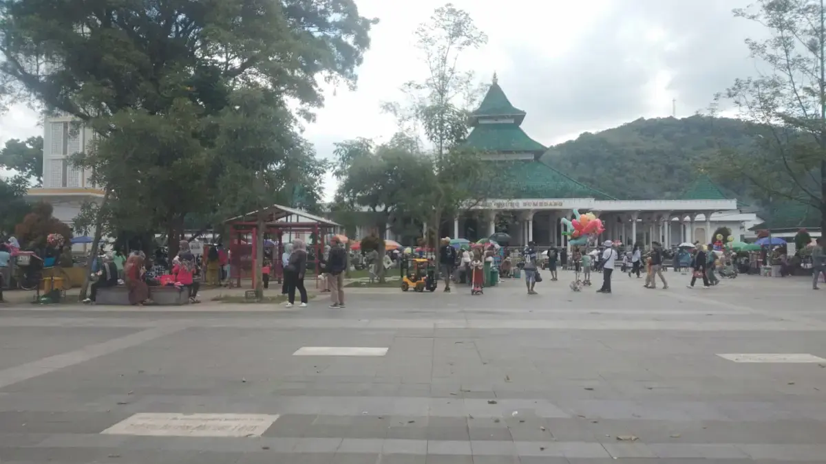 Alun-Alun Kota Sumedang, Destinasi Favorit untuk Bersantai