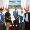 Bupati Sumedang H. Dony Ahmad Munir menerima audiensi tiga siswa berprestasi yang berhasil lolos ke ajang lomb