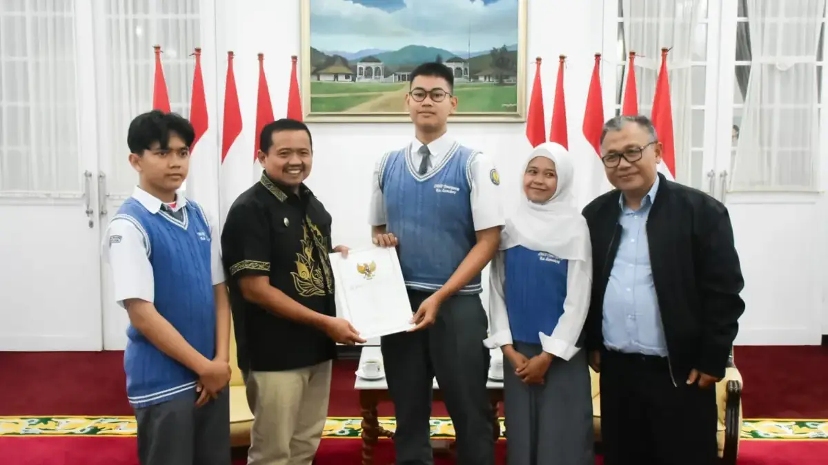 Siswa SMAN Cimanggung Wakili Indonesia di Jepang, Bupati Dony: Mimpi Besar Harus Diperjuangkan Bupati Sumedang H. Dony Ahmad Munir menerima audiensi tiga siswa berprestasi yang berhasil lolos ke ajang lomb