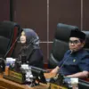 Sekretaris Daerah Kabupaten Sumedang, Hj. Tuti Ruswati, mewakili Bupati Sumedang menyampaikan Jawaban Bupati a