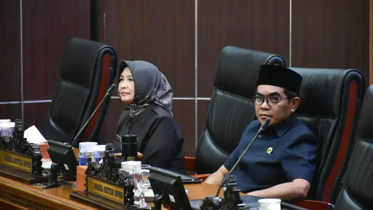 Pemkab Sumedang Siap Wujudkan Pilkades Serentak yang Demokratis dan Berintegritas Sekretaris Daerah Kabupaten Sumedang, Hj. Tuti Ruswati, mewakili Bupati Sumedang menyampaikan Jawaban Bupati a