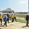 Bupati Sumedang H. Dony Ahmad Munir saat meninjau langsung pembangunan Sekolah Rakyat bersama jajaran pemerint
