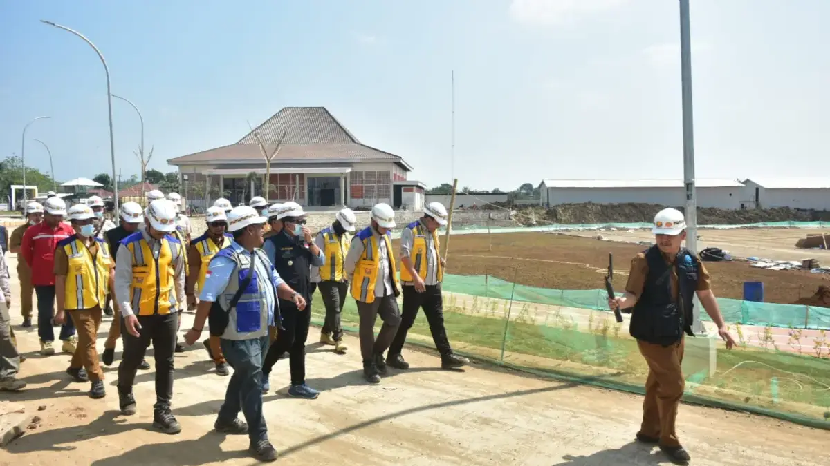 Bupati Sumedang H. Dony Ahmad Munir saat meninjau langsung pembangunan Sekolah Rakyat bersama jajaran pemerint
