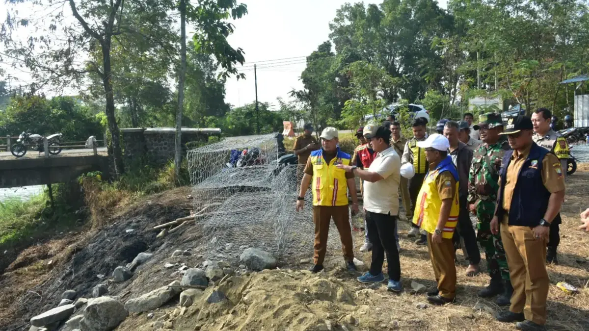 melakukan monitoring dan peninjauan progres pembangunan Jembatan Sasak Beureum di Kecamatan Ujungjaya, Senin (
