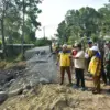 Bupati Sumedang H. Dony Ahmad Munir meninjau langsung lokasi pembangunan bendung yang menjadi salah satu infr