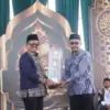 Camat Cibugel menyerahkan piala bergilir kepada Bupati Sumedang Dony Ahmad Munir, dalam acara Semarak Pembukaa
