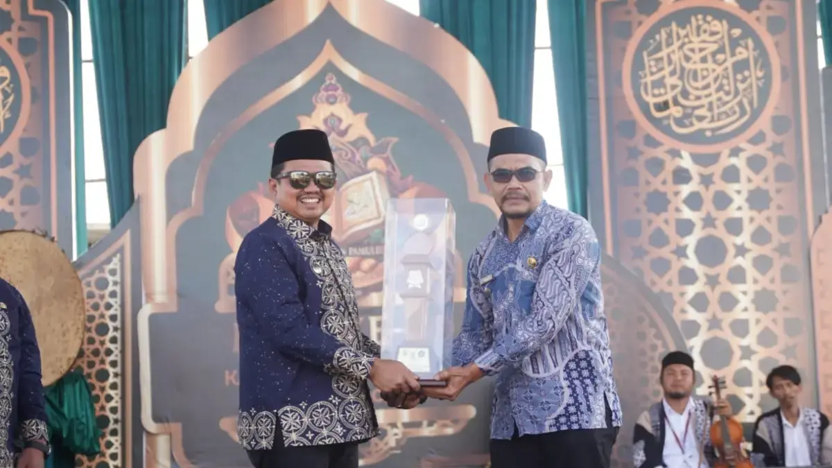 Camat Cibugel menyerahkan piala bergilir kepada Bupati Sumedang Dony Ahmad Munir, dalam acara Semarak Pembukaa