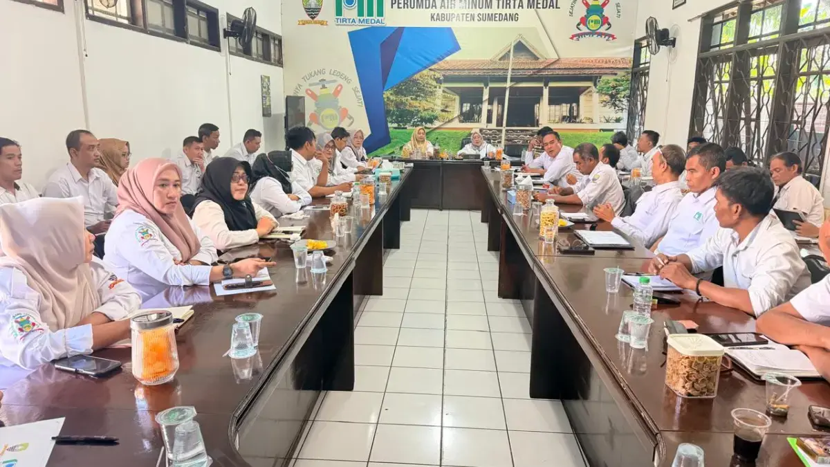 Hadapi Musim Kemarau, Dirut Perumda Tirta Medal Minta Pegawai Siaga dan Utamakan Empati kepada Pelanggan Mengantisipasi potensi gangguan pasokan air bersih, Perumda Air Minum Tirta Medal Sumedang melakukan evaluasi