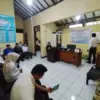 Kepala Bidang Teknik Produksi dan Sumber Daya Air Perumda Tirta Medal, Yadi S.Sos saat menggelar rapat koordi