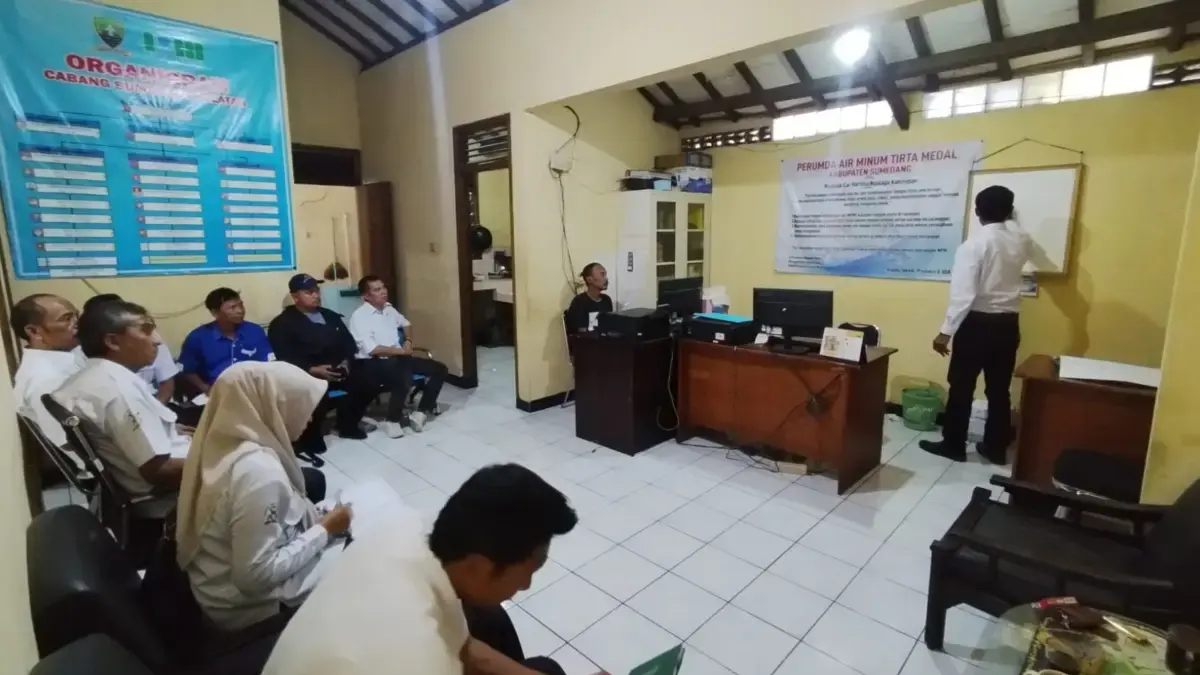Kepala Bidang Teknik Produksi dan Sumber Daya Air Perumda Tirta Medal, Yadi S.Sos saat menggelar rapat koordi