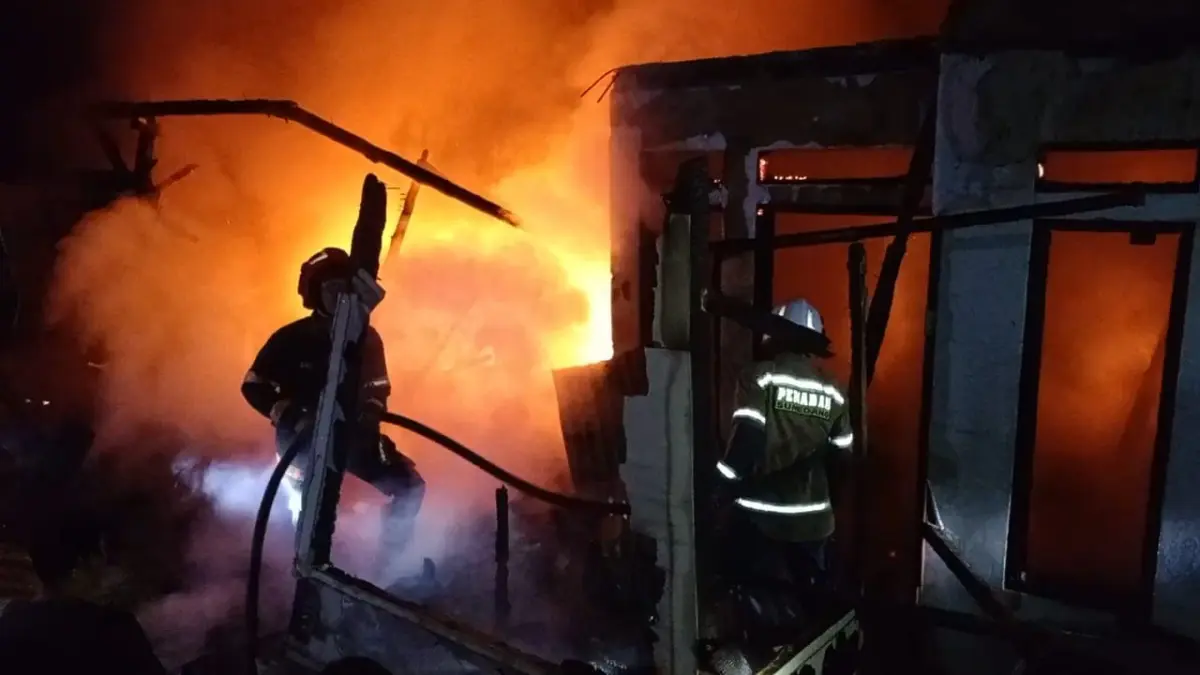 Dua Rumah di Sukasari Ludes Terbakar saat Warga Terlelap Damkar Sumedang