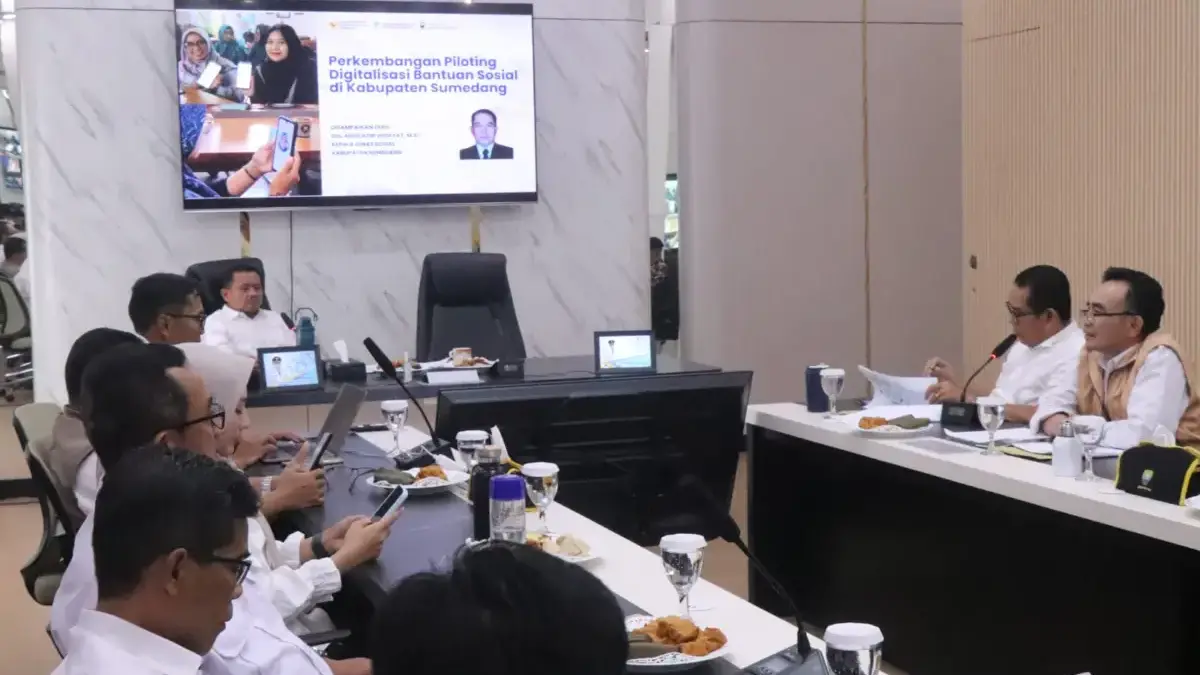 Warga Sumedang Diimbau Daftar Perlinsos untuk Bantuan Sosial Bupati Sumedang Dony Ahmad Munir memimpin Rapat Koordinasi Digitalisasi Perlinsos dan Kemiskinan di Kabupaten