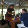 Selain mengembangkan brand Kopi Garoot, Angga juga mengelola Kafe Leuwi, sebuah kafe dengan konsep alam yang b