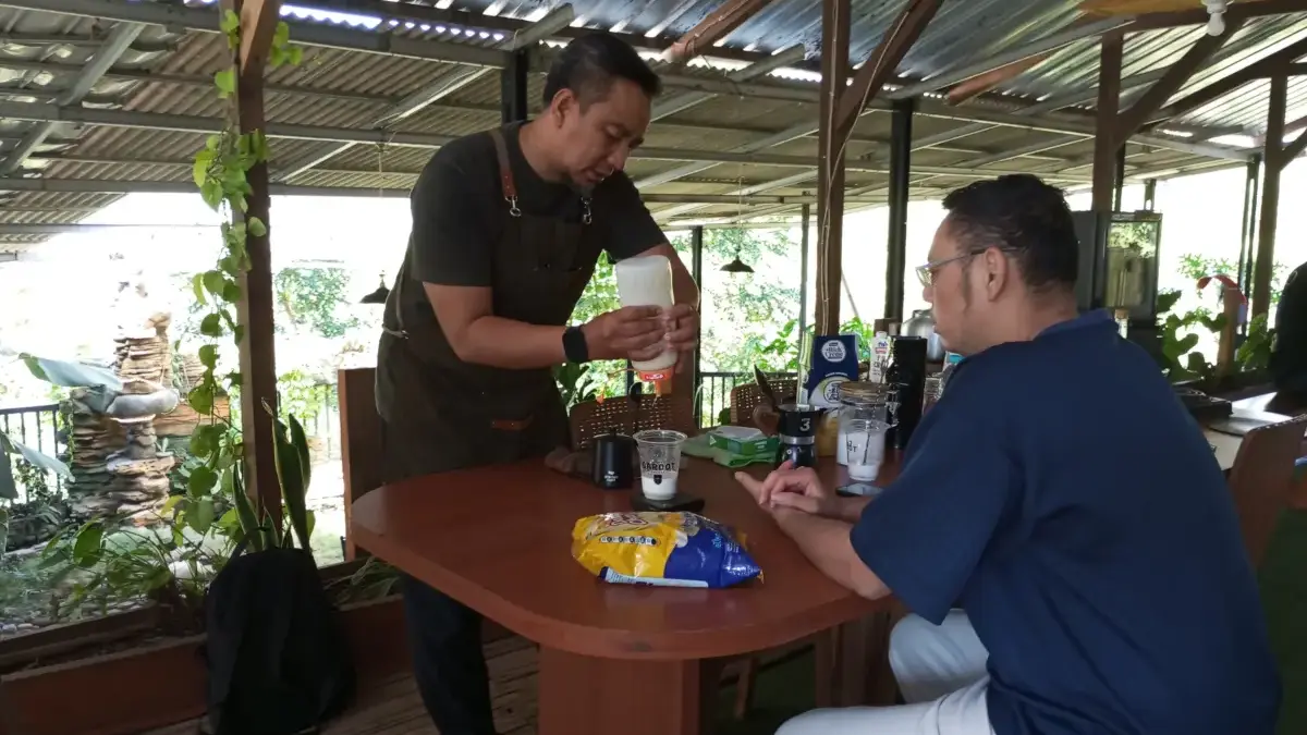 Selain mengembangkan brand Kopi Garoot, Angga juga mengelola Kafe Leuwi, sebuah kafe dengan konsep alam yang b