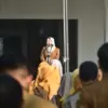 Sekretaris Daerah Kabupaten Sumedang, Tuti Ruswati  saat memimpin Apel Pagi Gabunga,  Lingkup Pusat Pemerintah