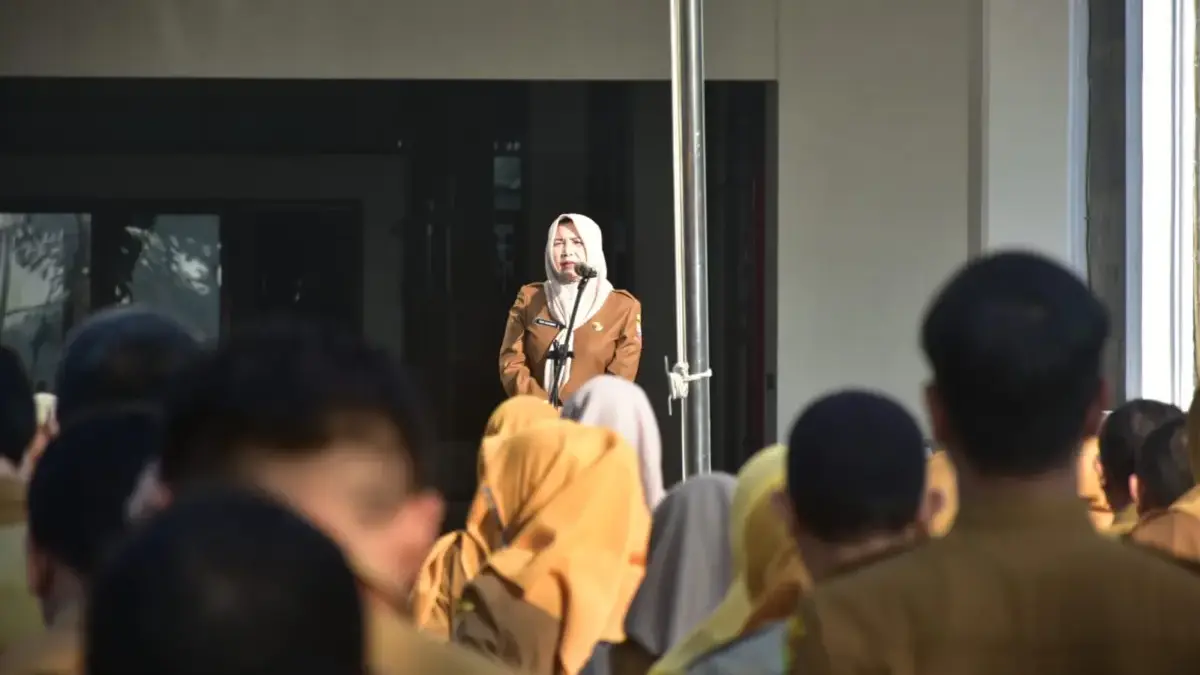 Ajak ASN Perkuat Budaya Kerja Berbasis Data, Sekda: Wujudkan Sumedang Simpati Sekretaris Daerah Kabupaten Sumedang, Tuti Ruswati saat memimpin Apel Pagi Gabunga, Lingkup Pusat Pemerintah