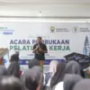 Bupati Sumedang H Dony Ahmad Munir memberikan sambutan di depan puluhan peserta pelatihan kerja berbasisi komp