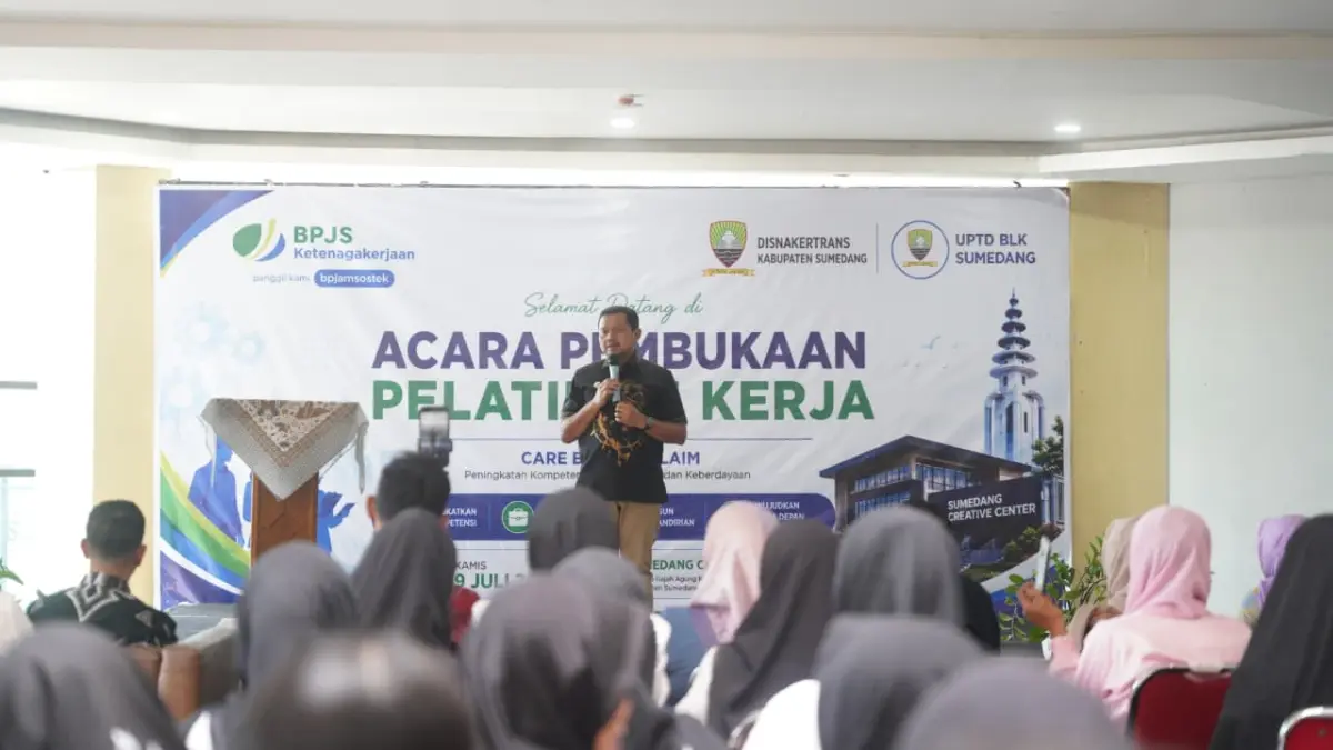 BLK Gelar Pelatihan Berbasis Kompetensi, BUPATI: Siap Salurkan Tenaga Kerja Bupati Sumedang H Dony Ahmad Munir memberikan sambutan di depan puluhan peserta pelatihan kerja berbasisi komp