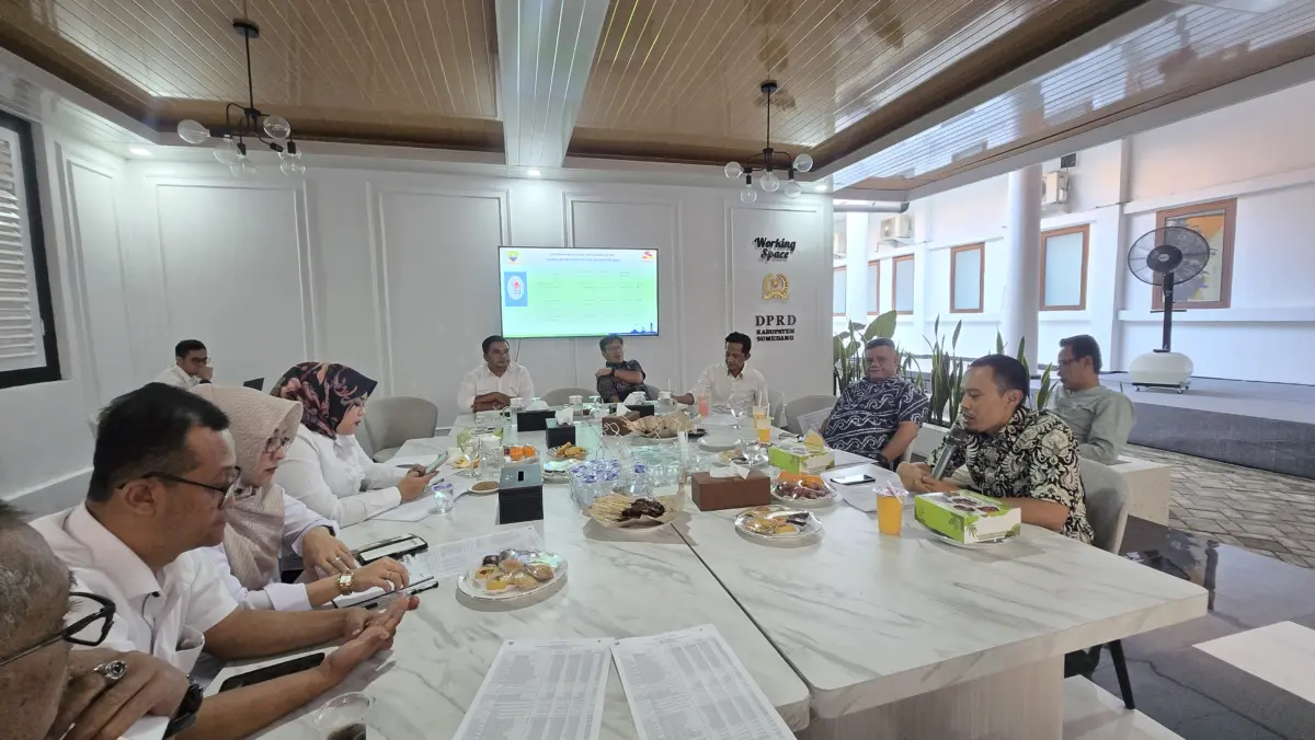 DPRD Sumedang Bedah P2APBD 2025, Bagoes: Jangan Sampai Pertanggungjawaban Hanya Jadi Formalitas Badan Anggaran bersama komisi-komisi DPRD menggelar rapat pembahasan di lingkungan Sekretariat DPRD Kabupaten