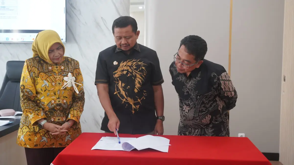 Pemimpin Baru Harapan Baru, Bupati Dony: Harus Bergerak Menuju Tahap Pemulihan Bupati Sumedang Dony Ahmad Munir secara resmi menyetujui pengangkatan dan penetapan Dicky Kurnia sebagai Direk