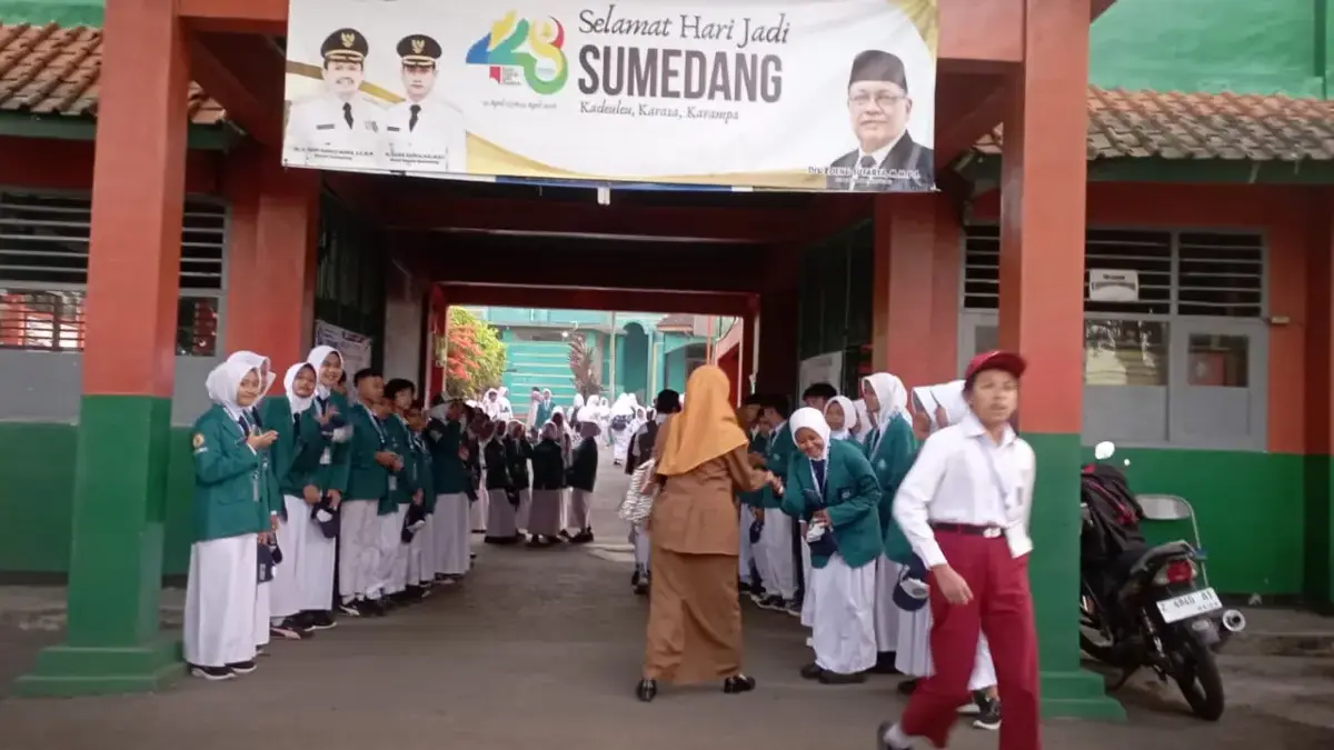 MPLS di SMPN 1 Tanjungsari Mendapat Apresiasi Orang Tua Siswa: Humanis OSIS, Cara Penyambutan Siswa Baru Penyambutan siswa baru yang juga mengawali MPLS di SMPN 1 Tanjungsari tersebut meraih harapan positif para or