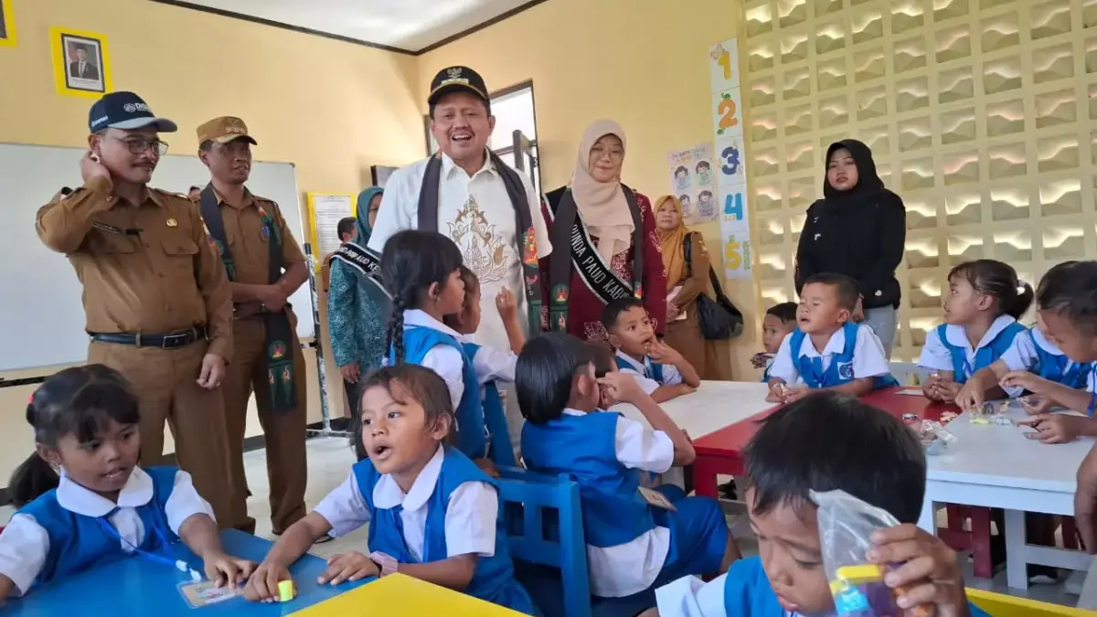 Dony Ahmad Munir: Sekolah Bukan Sekedar Tempat Belajar Tetapi Ruang Aman Bupati Sumedang H Dony Ahmad Munir usai meresmikan TK Negeri Sartika di Dusun Palasah, Desa Ciawitali, Kecama