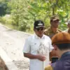 Bupati Sumedang H. Dony Ahmad Munir saat meninjau langsung kondisi ruas jalan Burujul Gendereh Kecamatan Buahd