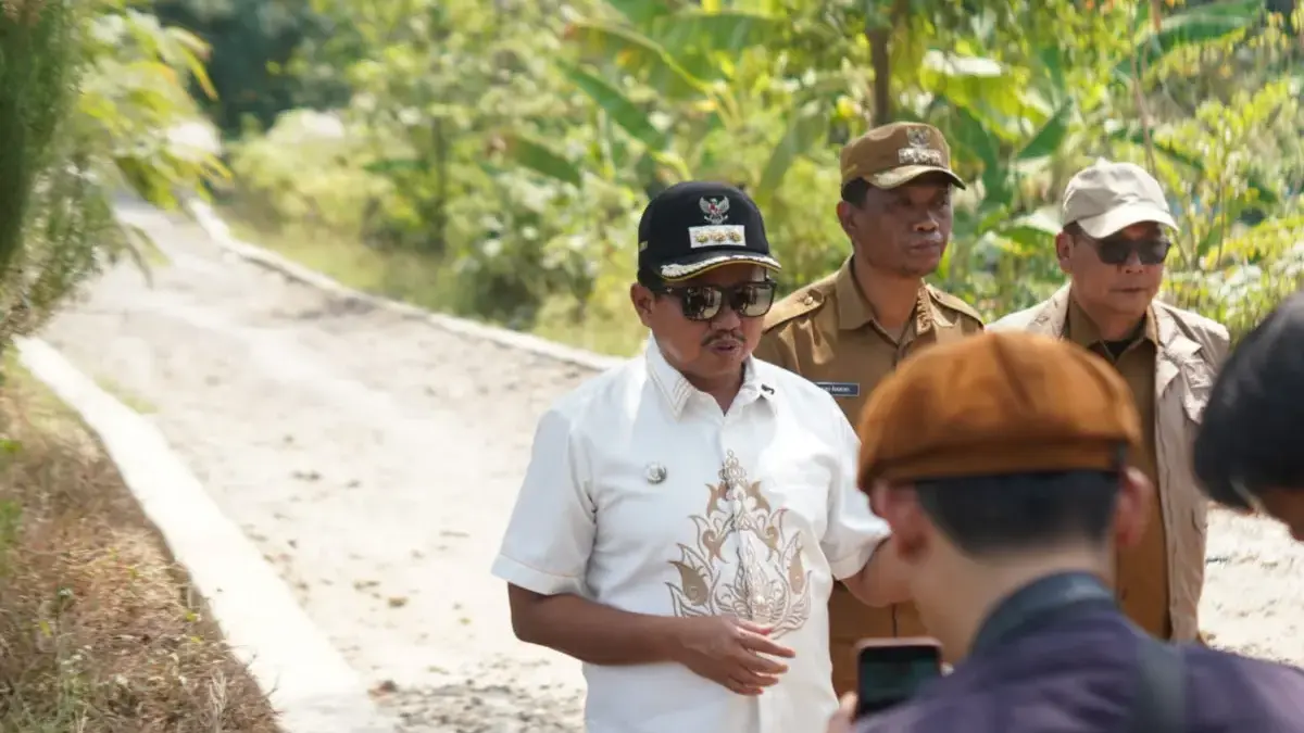 Ruas Jalan Burujul Gendereh Mulai Dibangun Agustus, Bupati Dony: Akses Burujul-Sanca Menyusul Bertahap Bupati Sumedang H. Dony Ahmad Munir saat meninjau langsung kondisi ruas jalan Burujul Gendereh Kecamatan Buahd