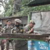 Satuan Polisi Pamong Praja (Satpol PP) Kabupaten Sumedang menertibkan 10 bangunan liar yang berdiri di kawasan