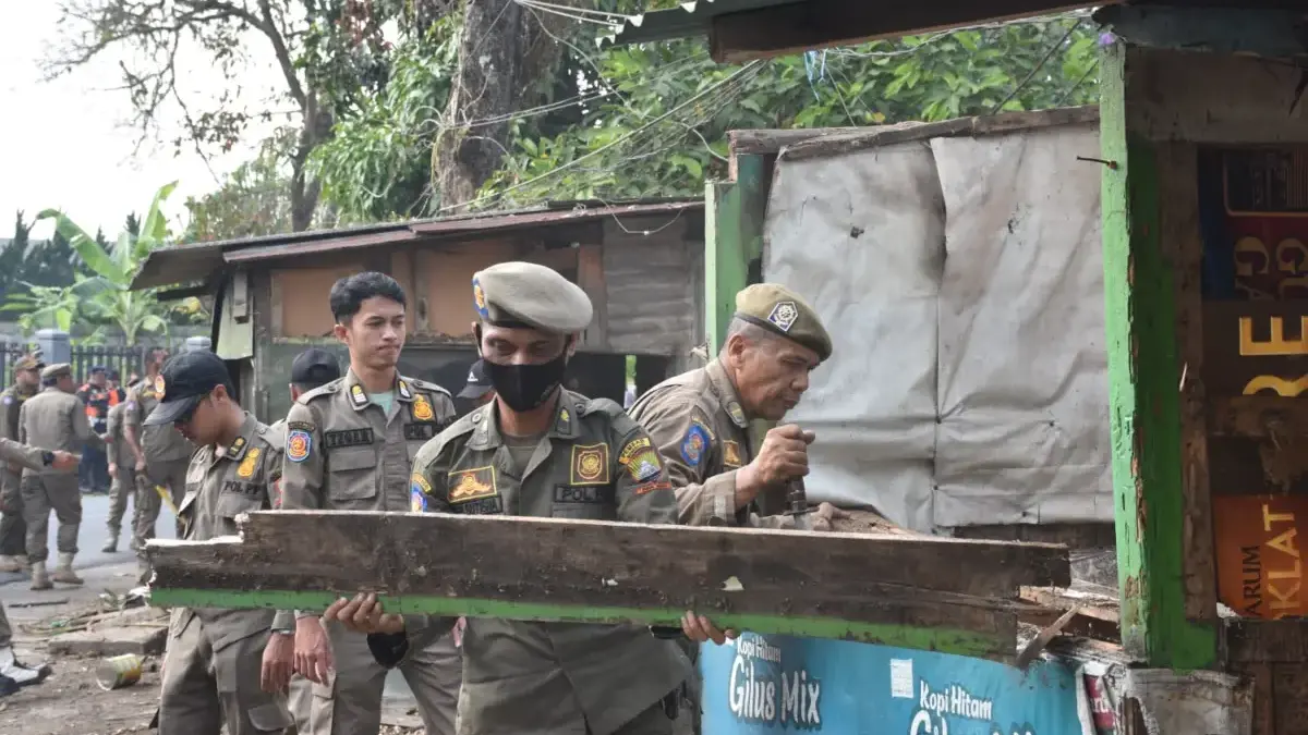 Bertengger di bahu Jalan, Satpol PP Terpaksa Robohkan Bangli, Yanuarti Kania Dewi: Ini Tahap Awal Satuan Polisi Pamong Praja (Satpol PP) Kabupaten Sumedang menertibkan 10 bangunan liar yang berdiri di kawasan