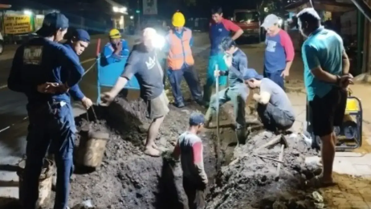 Perumda Air Minum Tirta Medal langsung menerjunkan tim teknis,  untuk melakukan penanganan darurat sejak Rabu