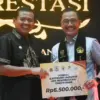 Bupati Sumedang Dony Ahmad Munir foto bersama Kepala Dinas Pendidikan Eka Ganjar Kurniawan, peraih juara pert