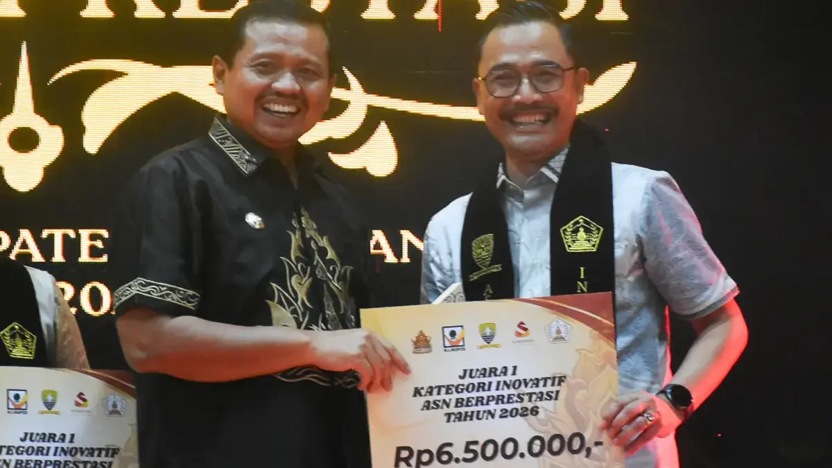 Eka Ganjar Kurniawan Sabet Juara Satu, Bupati: ASN Berprestasi Harus Melahirkan Komitmen Bupati Sumedang Dony Ahmad Munir foto bersama Kepala Dinas Pendidikan Eka Ganjar Kurniawan, peraih juara pert