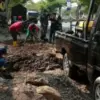 Sejumlah petuga yang diterjunkan Perumda Tirta Medal Sumedang, tengah bejibaku memperbaiki saluran pipa air ya