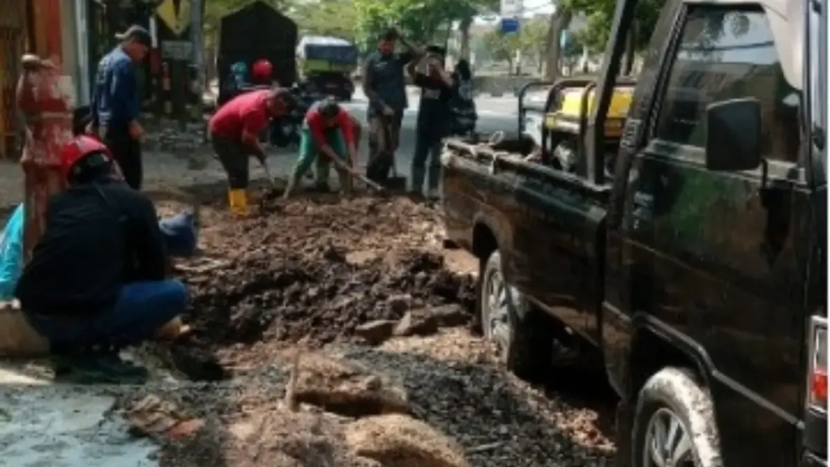 Sejumlah petuga yang diterjunkan Perumda Tirta Medal Sumedang, tengah bejibaku memperbaiki saluran pipa air ya