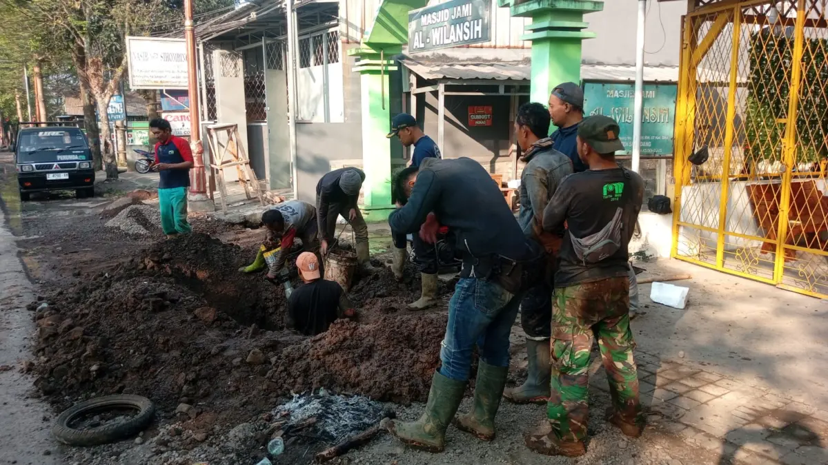 Baru Saja Dinormalisasi, Pipa JDU 10 Inci Tirta Medal Kembali Bocor di Dua Titik, Distribusi Air Dimatikan Tot Pipa Jaringan Distribusi Utama (JDU) berdiameter 10 inci, kembali mengalami kebocoran di dua titik berbeda pa