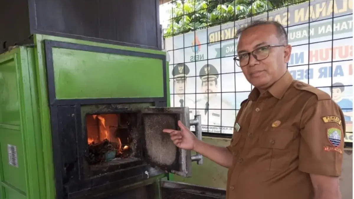 Sampah Musnah, Andalkan Alat Ramah Lingkungan: Tak Ada Lagi Operasional Angkut Sampah Kepala Bagian Kerja Sama Setda Kabupaten Sumedang, Asep Darmawan menunjukan mesin pembakar sampah yang sedang