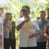 Bupati Sumedang Dony Ahmad Munir membuka program gotong royong bersama TNI di Desa Bangbayang Situraja, Kamis